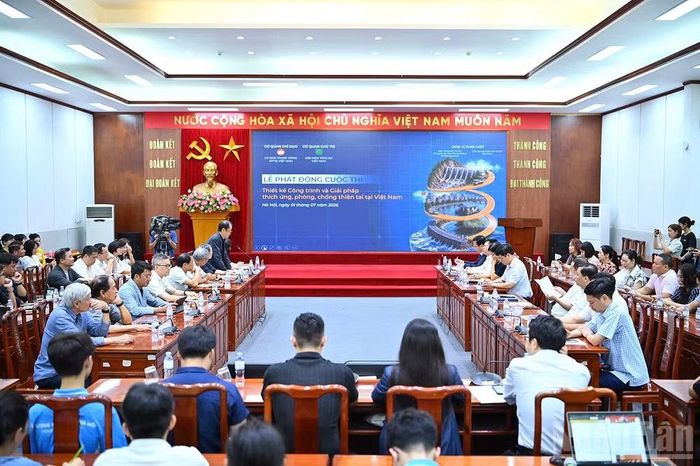 Đông đảo đại diện các ban, bộ, ngành, đoàn thể và các kiến trúc sư, công trình sư chuyên nghiệp tới dự buổi lễ.