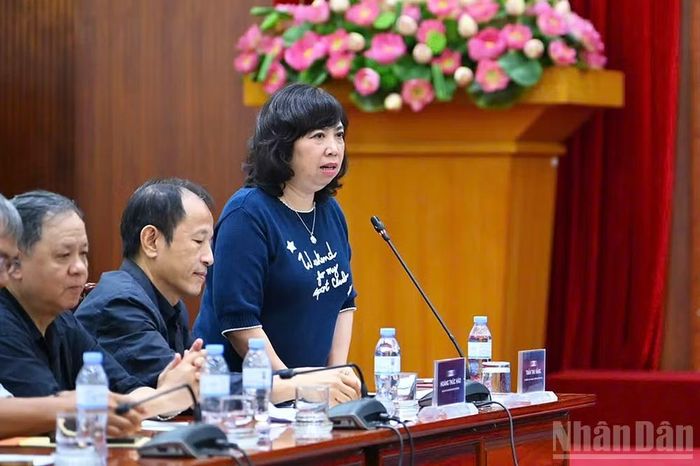 Vụ trưởng Vụ Quy hoạch-Kiến trúc (Bộ Xây dựng) Trần Thu Hằng trả lời câu hỏi mà đại diện một số cơ quan thông tấn, báo chí nêu tại buổi lễ.
