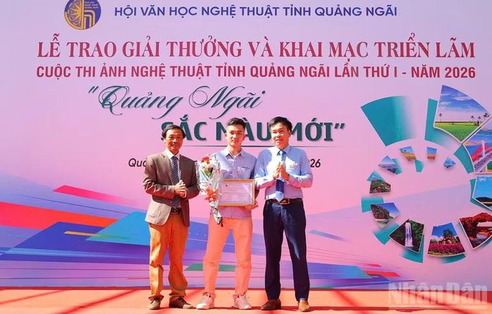 Trao giải Nhất cho tác giả Nguyễn Việt Hoàng với tác phẩm “Nhịp nối qua mây”.