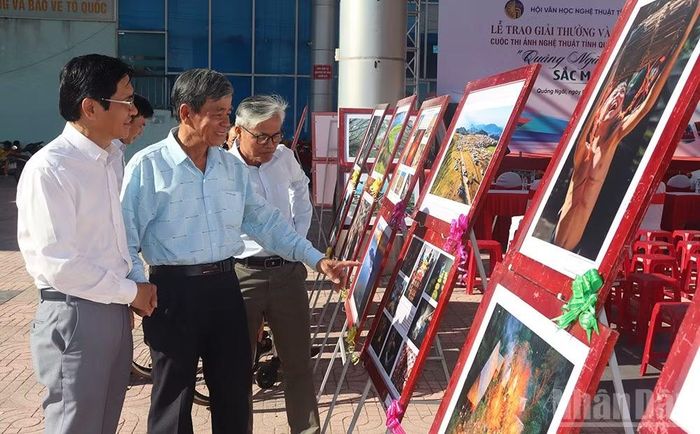 Người dân tham quan triển lãm chiêm ngưỡng vẻ đẹp đất và người Quảng Ngãi sau khi hợp nhất.