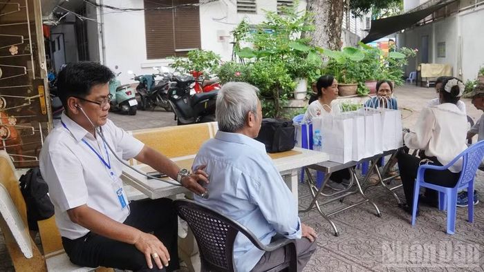 Khám sức khỏe người cao tuổi tại nơi cư trú.