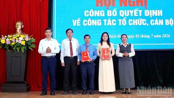 Lãnh đạo xã Chiên Đàn trao quyết định bổ nhiệm nhân sự trạm y tế xã.