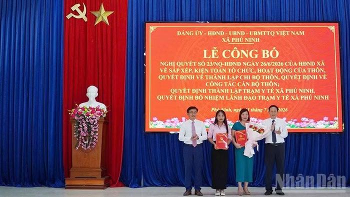 Lãnh đạo xã Phú Ninh trao quyết định bổ nhiệm nhân sự trạm y tế xã.