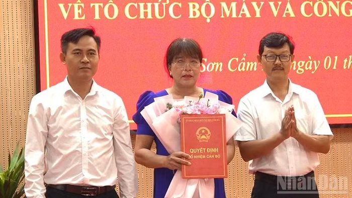Lãnh đạo xã Sơn Cẩm Hà trao quyết định bổ nhiệm lãnh đạo trạm y tế xã.