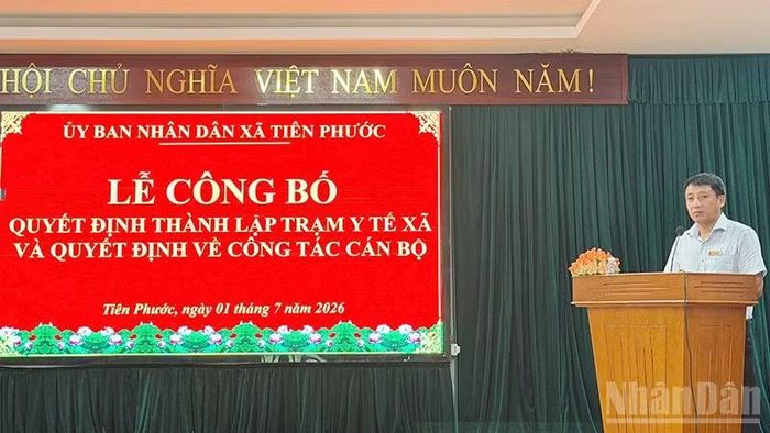 Chủ tịch Ủy ban nhân dân xã Tiên Phước Nguyễn Hùng Anh phát biểu tại hội nghị.