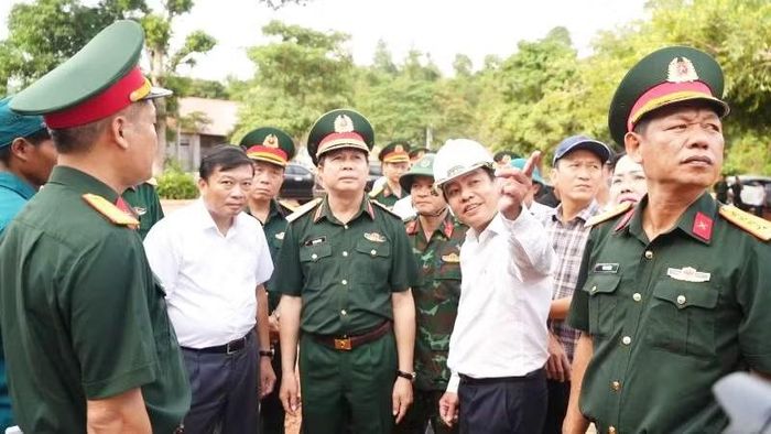 Đại diện Ban Quản lý dự án đầu tư xây dựng tỉnh Quảng Trị giới thiệu về dự án cho các đồng chí lãnh đạo và thành viên đoàn công tác. (Ảnh: TĐ)