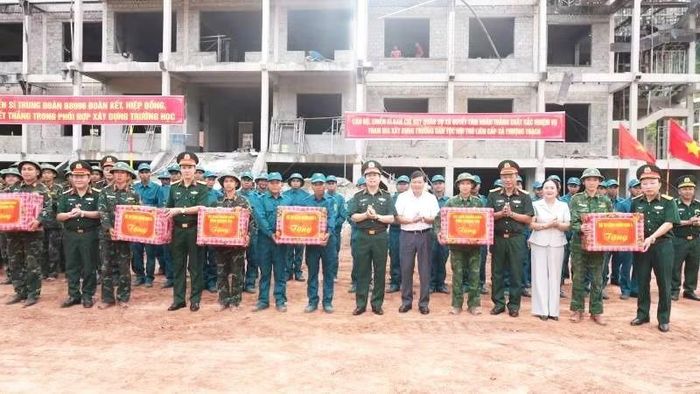 Đoàn công tác Quân khu 4 và tỉnh Quảng Trị tặng quà các lực lượng tham gia xây dựng trường học. (Ảnh: TĐ)