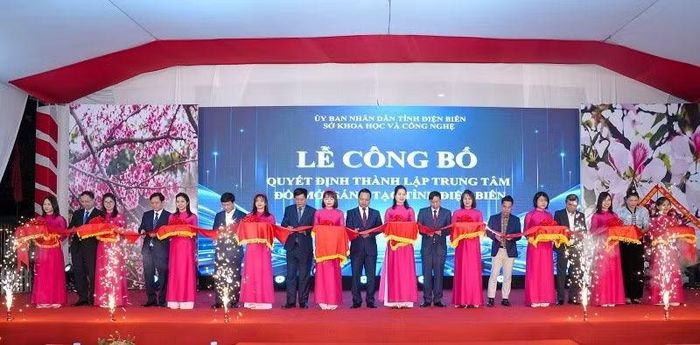 Chiều 15/1, Ủy ban nhân dân tỉnh Điện Biên đã tổ chức Lễ công bố quyết định thành lập Trung tâm Đổi mới sáng tạo tỉnh Điện Biên; đồng thời tổ chức cắt băng khai trương, đưa Trung tâm vào hoạt động. (Ảnh: MAI GIÁP)