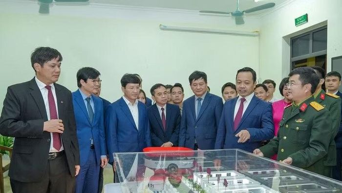Các đồng chí lãnh đạo tỉnh Điện Biên tham quan các gian hàng của doanh nghiệp khoa học-công nghệ. (Ảnh: MAI GIÁP)