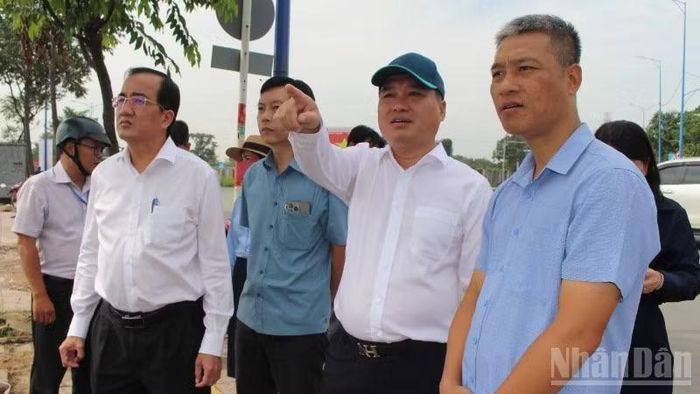 Đồng chí Hồ Văn Nam, Ủy ban Thường vụ Thành ủy, Bí thư Đảng ủy, Chủ tịch Hội đồng nhân dân phường Trấn Biên (thứ hai từ phải qua) kiểm tra công tác giải phóng mặt bằng dự án trọng điểm trên địa bàn.