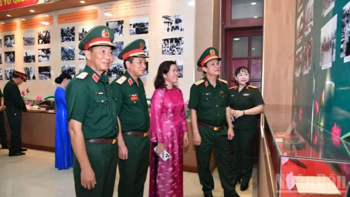Thủ trưởng Bộ Tư lệnh Quân khu, lãnh đạo thành phố Cần Thơ tham quan triển lãm.