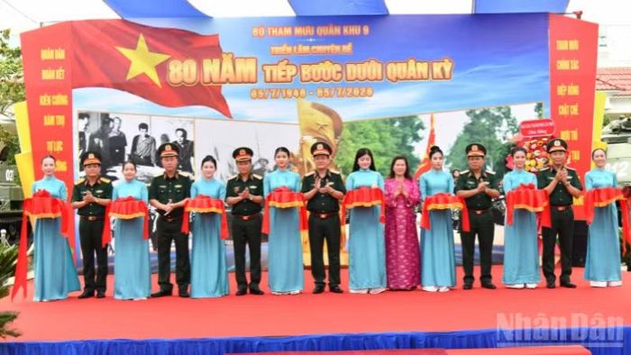 Đại biểu thực hiện nghi thức cắt băng khai mạc.