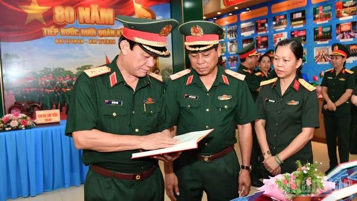Trung tướng Hồ Văn Thái (bìa trái), Bí thư Đảng ủy, Chính ủy Quân khu tham quan sách truyền thống Bộ Tham mưu.
