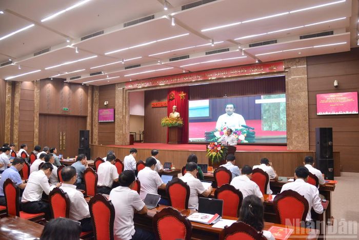 Bí thư Thành ủy Hà Nội Trần Đức Thắng trình bày tham luận tại điểm cầu.