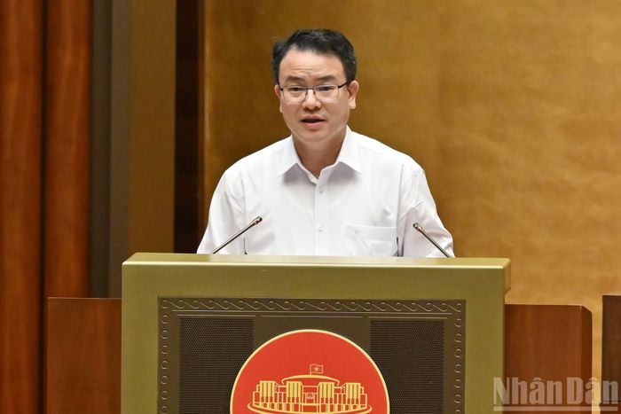 Thứ trưởng Tài chính Trần Quốc Phương trình bày tham luận tại hội nghị.