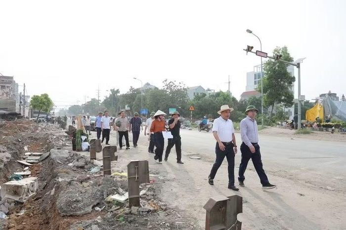 Thường trực Đảng ủy xã, Ban Chỉ đạo Giải phóng mặt bằng Dự án cải tạo, nâng cấp Quốc lộ 6 đoạn Ba La-Xuân Mai qua địa bàn xã và Ban Quản lý dự án công trình giao thông thành phố kiểm tra thực địa công tác giải phóng mặt bằng trên tuyến Quốc lộ 6 qua địa bàn xã.