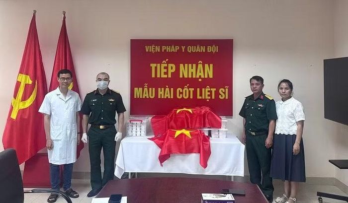Đại diện Ban Chỉ đạo tìm kiếm, xác định danh tính liệt sĩ tỉnh Điện Biên bàn giao mẫu hài cốt liệt sĩ cho Viện Pháp y Quân đội. (Ảnh: ĐỨC HẠNH)