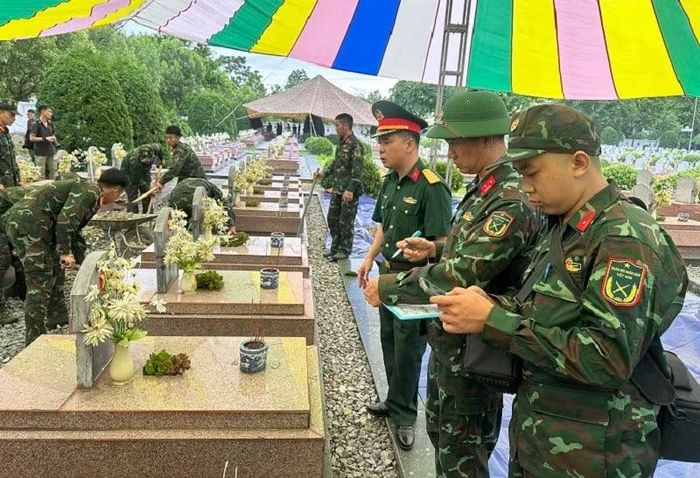 Lực lượng chức năng tiến hành đánh số chi tiết từng phần mộ tại nghĩa trang liệt sĩ Him Lam trước khi tiến hành khai quật lấy mẫu.