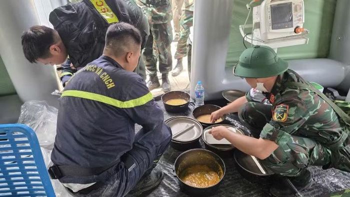 Bữa trưa triển khai ngay tại hiện trường.
