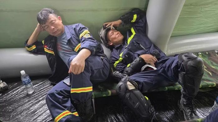 Cán bộ, chiến sĩ tạm nghỉ ngơi sau nhiều giờ tìm kiếm cứu nạn.