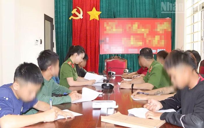 Cán bộ Công an phường Chiềng Cơi, tỉnh Sơn La làm việc với nhóm 8 thanh thiếu niên gây rối trật tự công cộng.