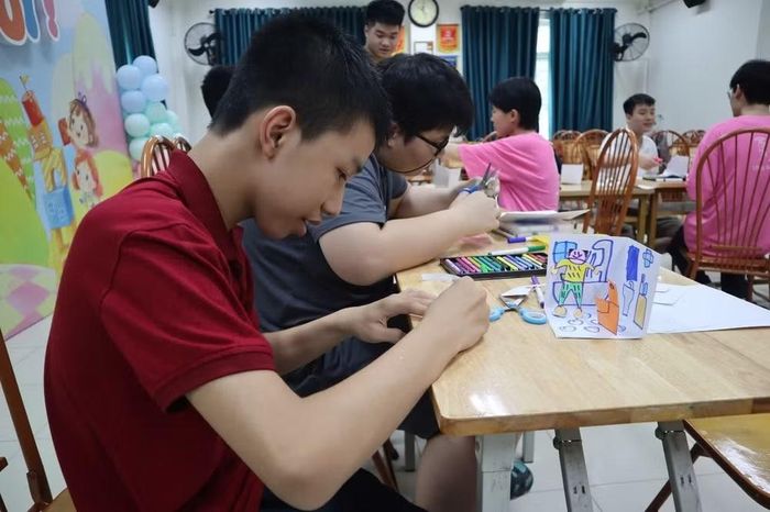 Các em nhỏ tham gia khóa học trực tiếp chăm chú sáng tạo với sắc màu.