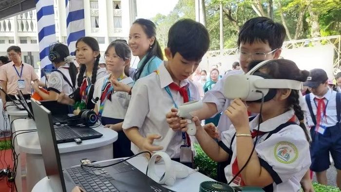 Học sinh trải nghiệm công nghệ 3D tại Triển lãm 50 năm đổi mới giáo dục Thành phố Hồ Chí Minh.