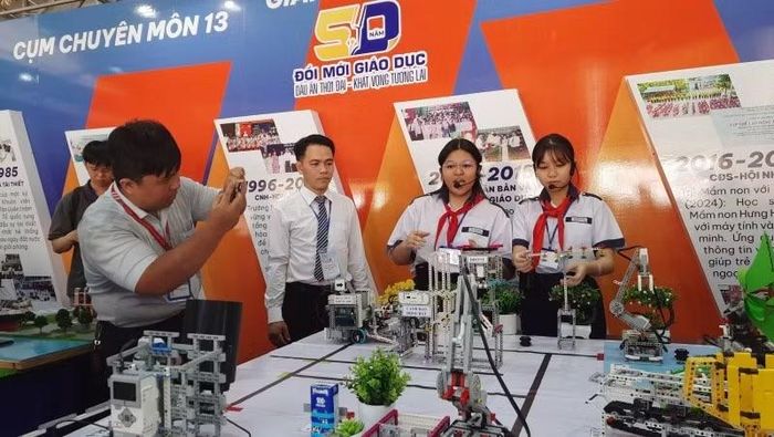 Trưng bày các giải pháp công nghệ tại Triển lãm 50 năm đổi mới giáo dục Thành phố Hồ Chí Minh.