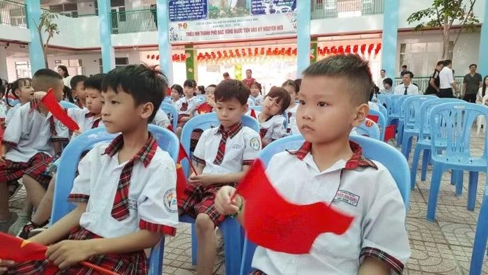 Học sinh tiểu học phường Bình Hưng Hòa trong ngày khánh thành Trường tiểu học Trần Đại Nghĩa.