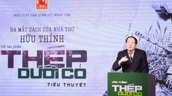 Nhà thơ Hữu Thỉnh phát biểu tại lễ ra mắt sách.