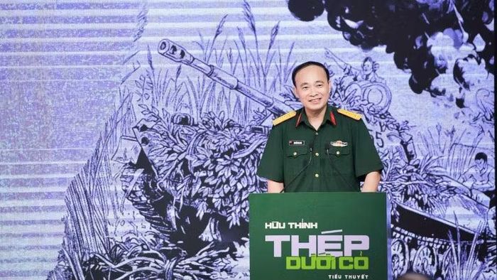 Đại tá Nguyễn Văn Sáu, Phó Giám đốc, Phó Tổng Biên tập Nhà xuất bản Quân đội nhân dân phát biểu.