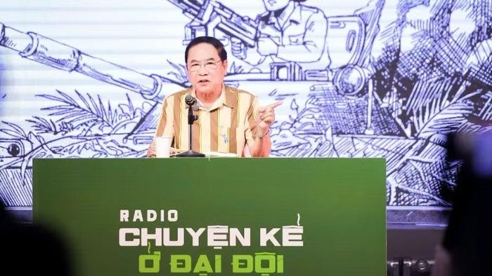 Nghệ sĩ Ưu tú Phạm Đông với giọng đọc quen thuộc trong chương trình "Chuyện kể ở đại đội" đọc một trích đoạn tiểu thuyết "Thép dưới cỏ".