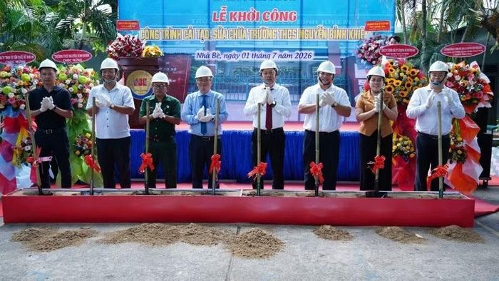 Lãnh đạo xã Nhà Bè tham dự khởi công Công trình nâng cấp Trường trung học cơ sở Nguyễn Bỉnh Khiêm (cơ sở 1 và cơ sở 2). (Ảnh: VÕ LÊ)