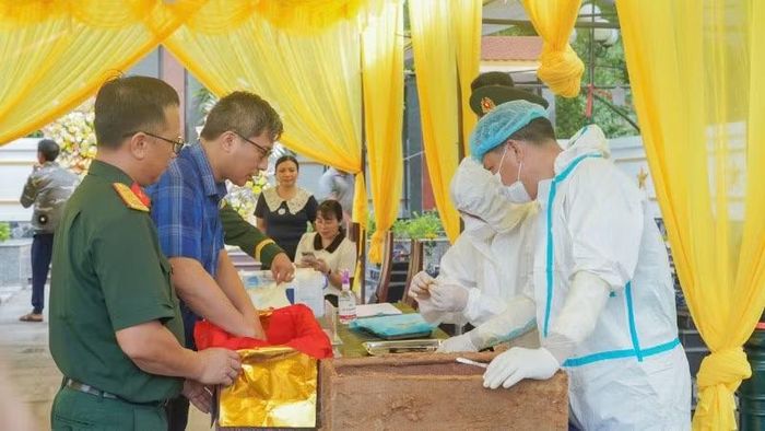 Thực hiện lấy mẫu hài cốt liệt sĩ tại Nghĩa trang liệt sĩ Yên Đổ. (Ảnh: DUY ĐỨC)