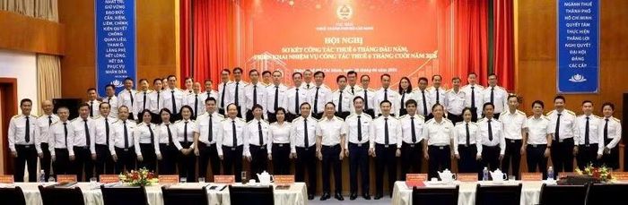 Lãnh đạo Cục Thuế cùng tập thể cán bộ, công chức Thuế Thành phố Hồ Chí Minh.