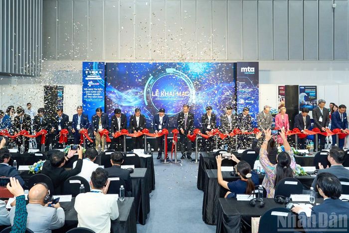 Các đại biểu nghi thức cắt băng khai mạc Triển lãm Quốc tế lần thứ 22 về cơ khí chính xác và sản xuất chế tạo - MTA Vietnam 2026.