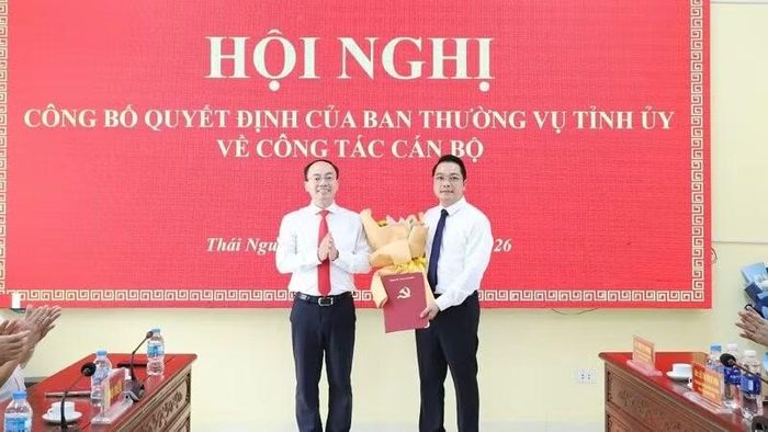 Đồng chí Nguyễn Đăng Bình trao quyết định của Ban Thường vụ Tỉnh ủy cho đồng chí Lê Quang Minh.