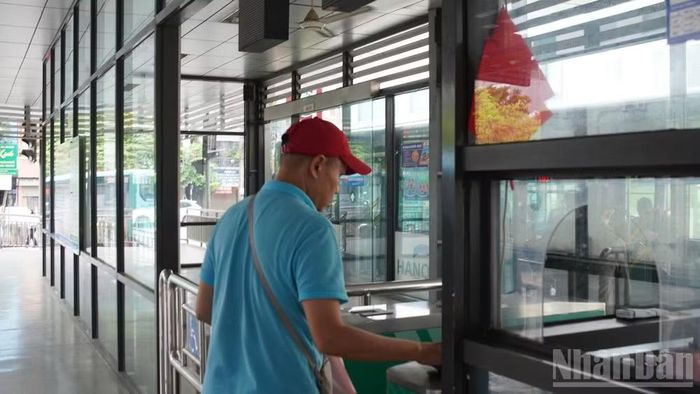 Hành khách sử dụng mã QR hoặc thẻ vật lý để xác thực khi đi xe buýt.