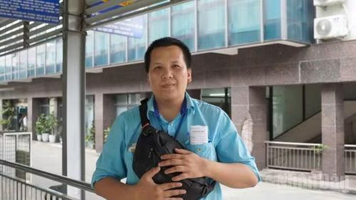 "Lượng khách hôm nay tăng khá rõ so ngày thường. Phần lớn hành khách đều tỏ ra vui vẻ, phấn khởi và nhanh chóng thích nghi với chính sách mới", anh Hiếu chia sẻ.