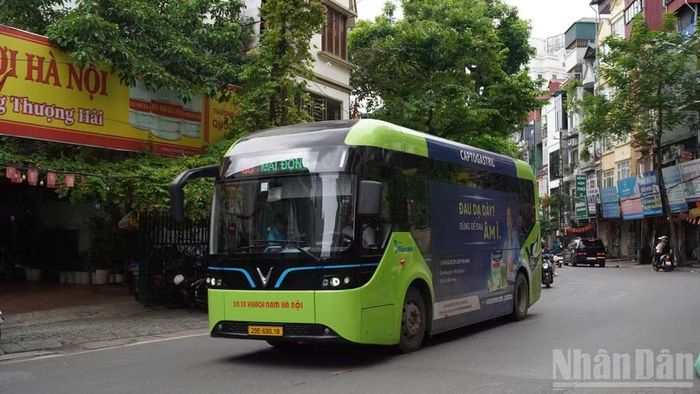 Các chuyến xe buýt vẫn vận hành ổn định trong ngày đầu triển khai chính sách mới.