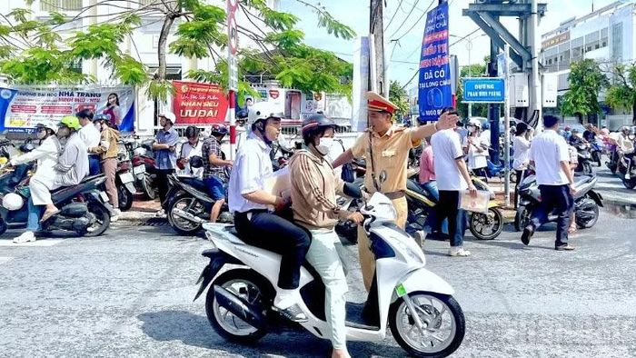Cảnh sát giao thông Cà Mau điều tiết, phân luồng giao thông để tạo điều kiện cho các thí sinh hôm diễn ra kỳ thi.