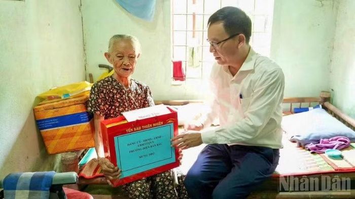 Bí thư Đảng ủy phường Điện Bàn Bắc Nguyễn Mạnh Hùng thăm, chúc mừng thượng thọ các cụ cao tuổi trên địa bàn.