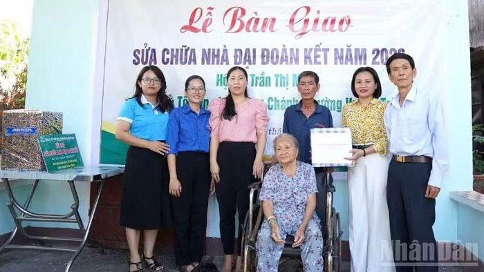 Ủy ban Mặt trận Tổ quốc Việt Nam phường Hương Trà tổ chức bàn giao công trình sửa chữa Nhà Đại đoàn kết năm 2026.