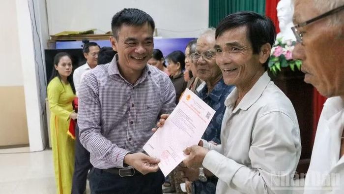 Bí thư Đảng Ủy phường Hương Trà Phạm Hoàng Đức trao giấy chứng nhận quyền sử dụng đất cho nhân dân.