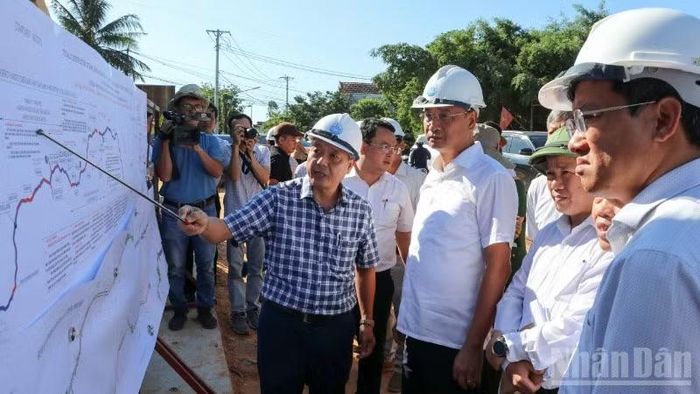 Bí thư Thành ủy Đà Nẵng Lê Ngọc Quang kiểm tra, đôn đốc tiến độ dự án đường liên kết vùng miền trung tỉnh Quảng Nam ở khu vực Tiên Phước (cũ).