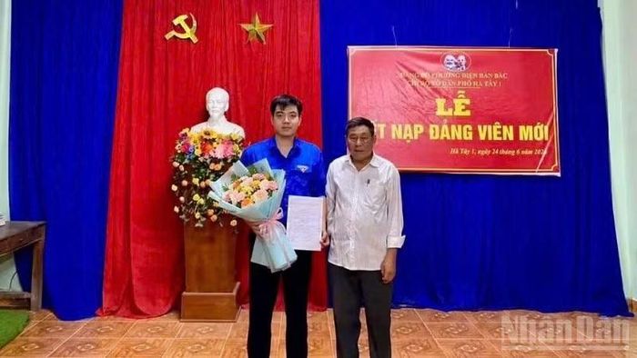 Trong sáu tháng đầu năm 2026, Đảng bộ phường Điện Bàn Bắc đã kết nạp 15 đảng viên mới.
