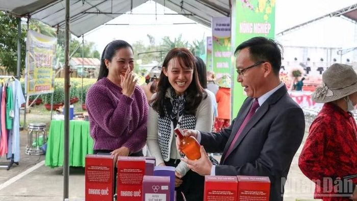 Bí thư Đảng ủy phường Điện Bàn Bắc Nguyễn Mạnh Hùng tham gia phiên chợ sản phẩm OCOP địa phương.