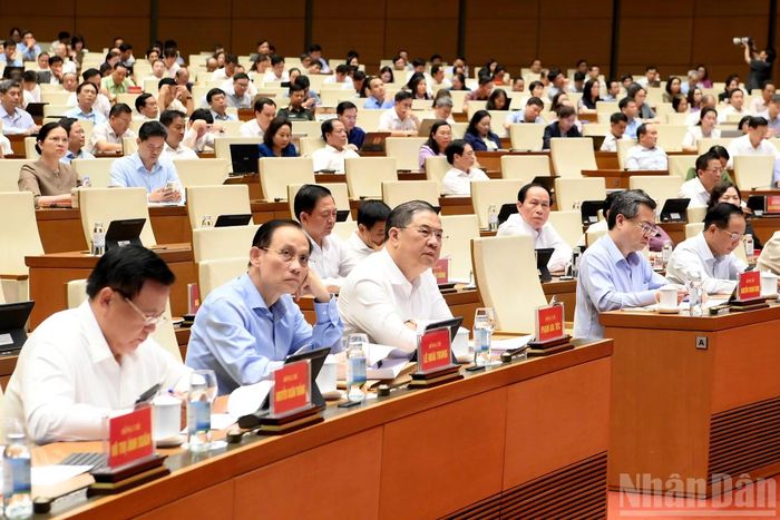 Các đồng chí lãnh đạo và các đại biểu tham dự hội nghị.