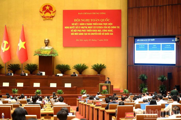 Đại biểu trình bày tham luận tại hội nghị.