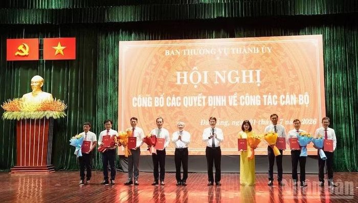 Lãnh đạo thành phố Đà Nẵng trao quyết định cho các đồng chí được điều động, bổ nhiệm công tác mới.
